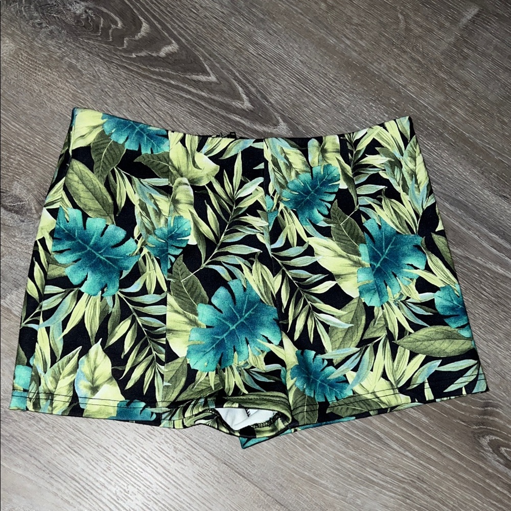 Tropical Leaf Print Women's Shorts